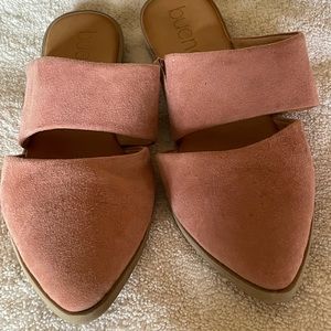 Cute Bueno light pink suede pointy toe flats. Size 36 or 6